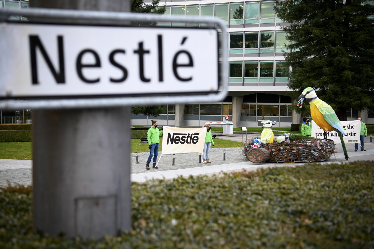 Nestlé suministra a EUA leche de fórmula desde Suiza y Países Bajos ante escasez