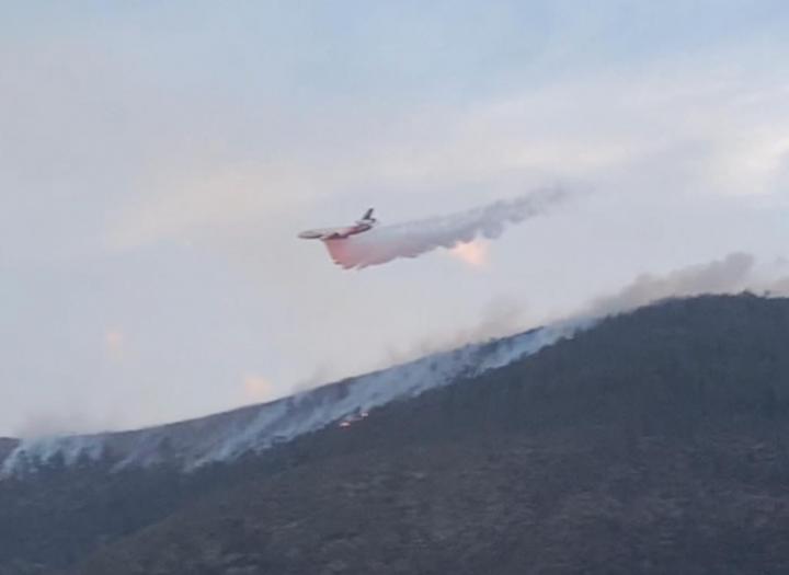 Comienzan descargas de agua con avión DC-10 Air Tanker para controlar incendios en Coahuila