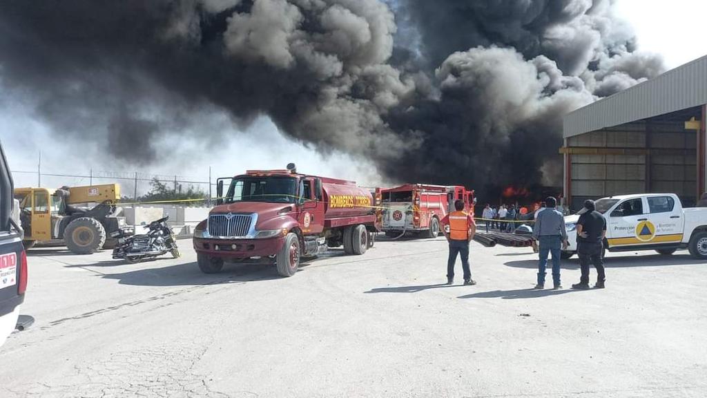 Controlada, emergencia tras incendio en recicladora de Torreón