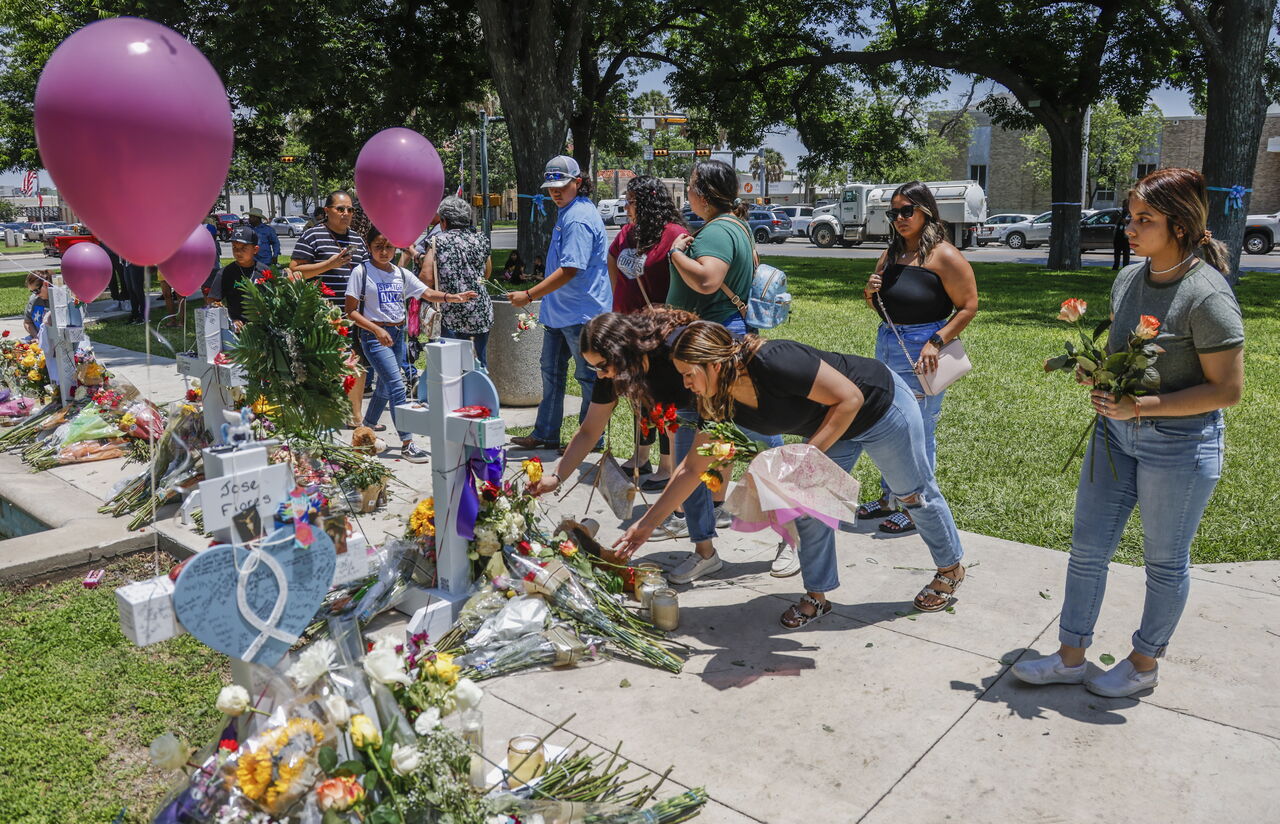 Familiares de víctimas del tiroteo en Texas critican respuesta policiaca