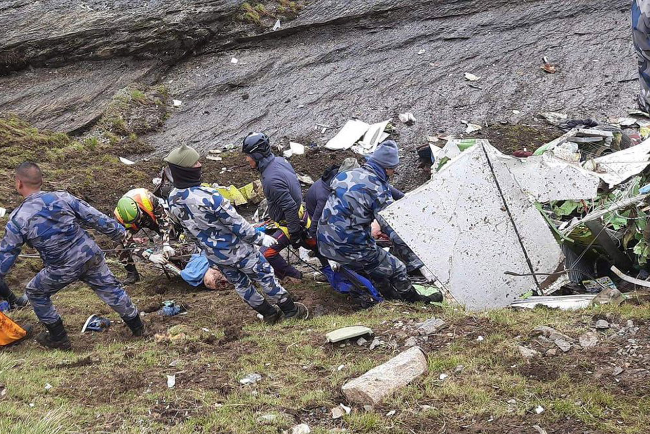 Elevan en 21 los cadáveres encontrados del avión accidentado en Nepal
