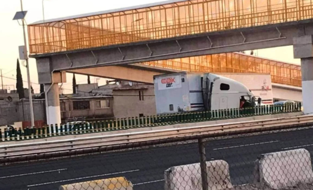 Tráiler choca contra muro de contención sobre la autopista México-Pachuca