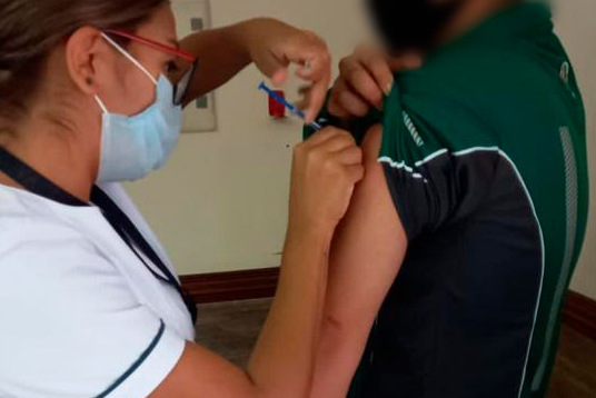 Reanudan vacunación contra COVID para mayores de edad en Saltillo