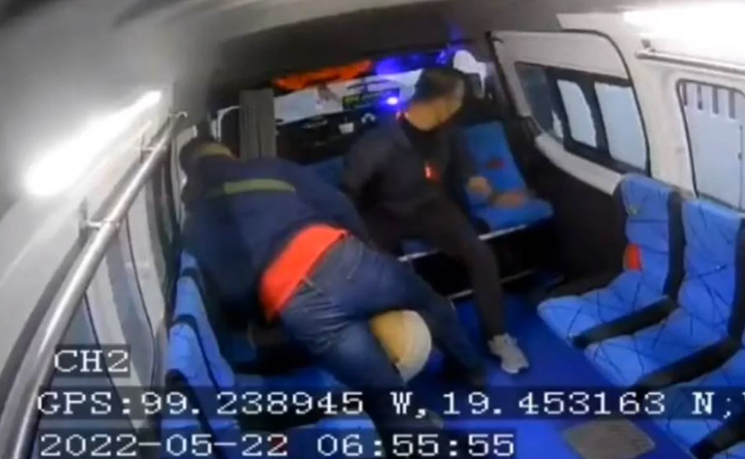 VIDEO: Ladrón intenta asaltar combi y termina sometido por militares