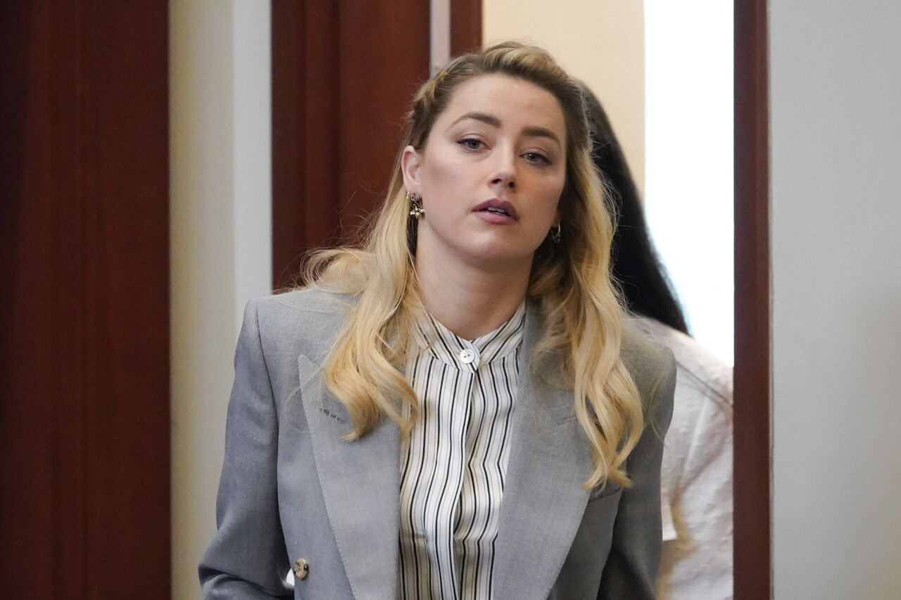 Exasistente acusa a Amber Heard de haberle robado su historia de violencia sexual