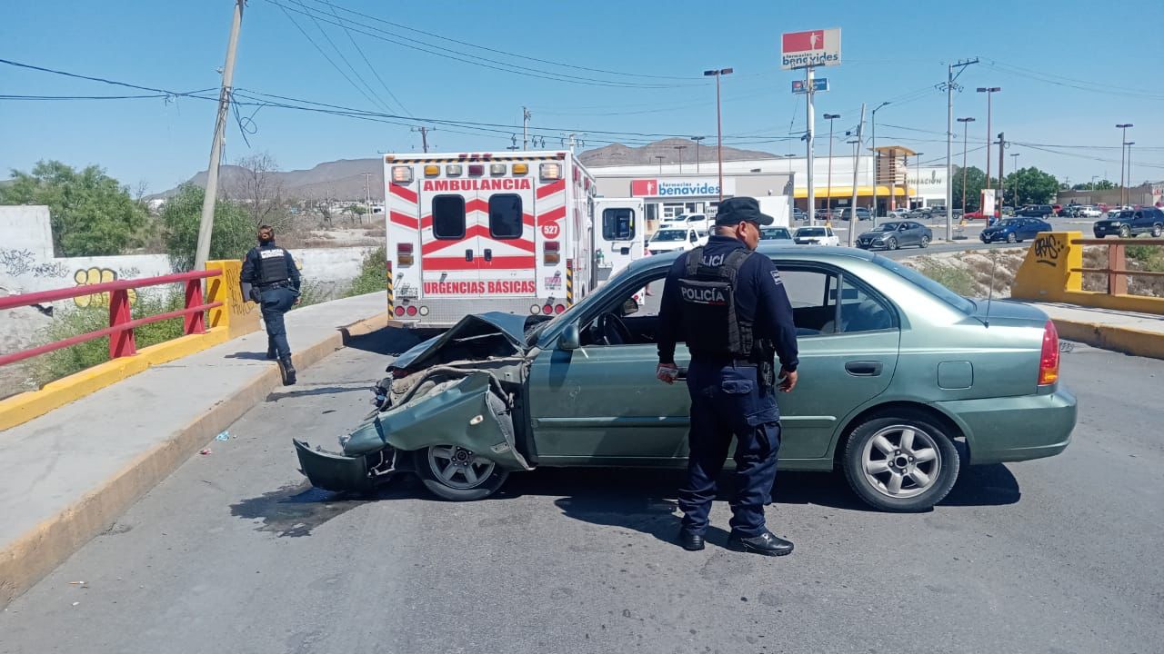 Conductor confunde los pedales e impacta contra una camioneta en Ramos Arizpe
