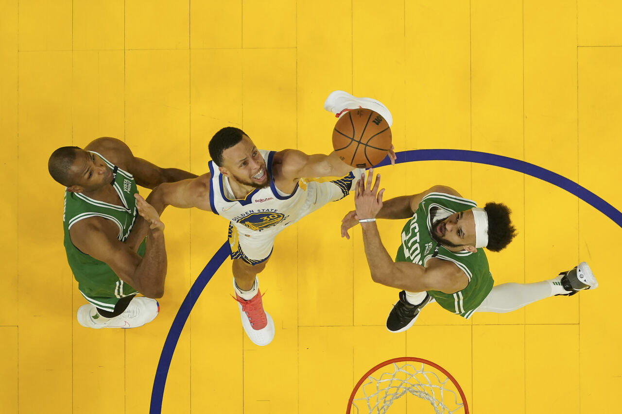 Golden State Warriors destroza a Boston Celtics y se emparan las Finales de la NBA
