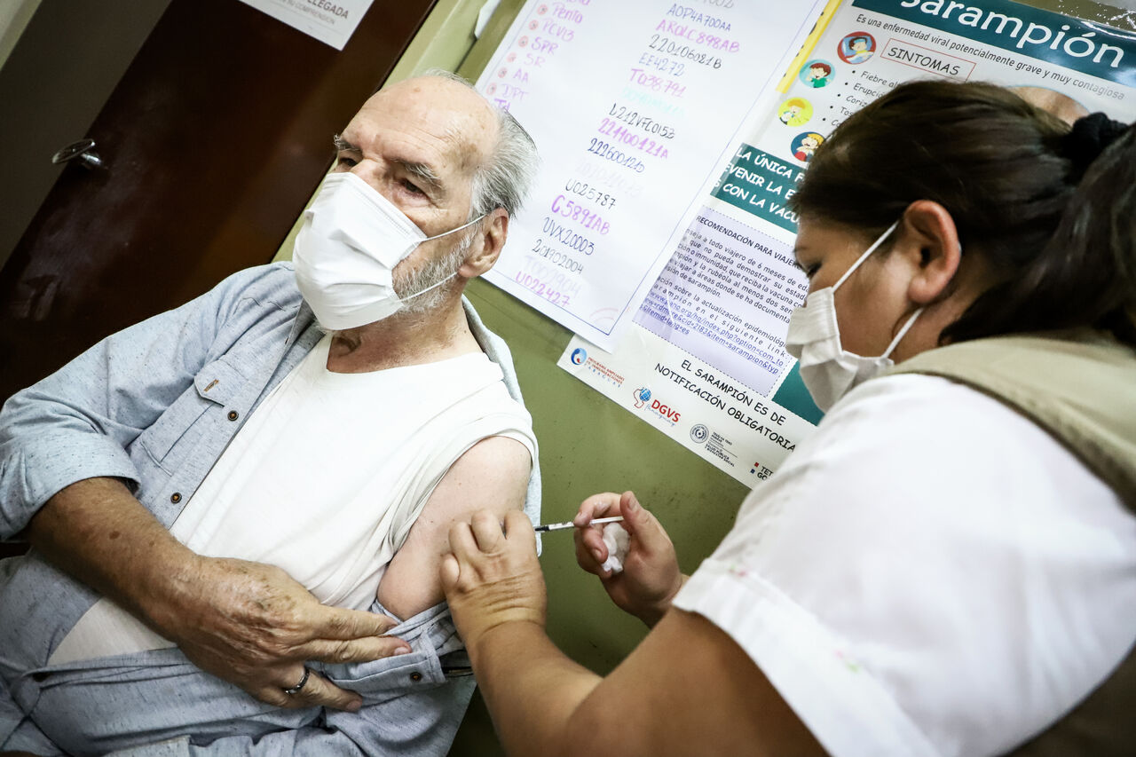 Paraguay comienza aplicación de cuarta vacuna contra COVID-19 ante subida de contagios