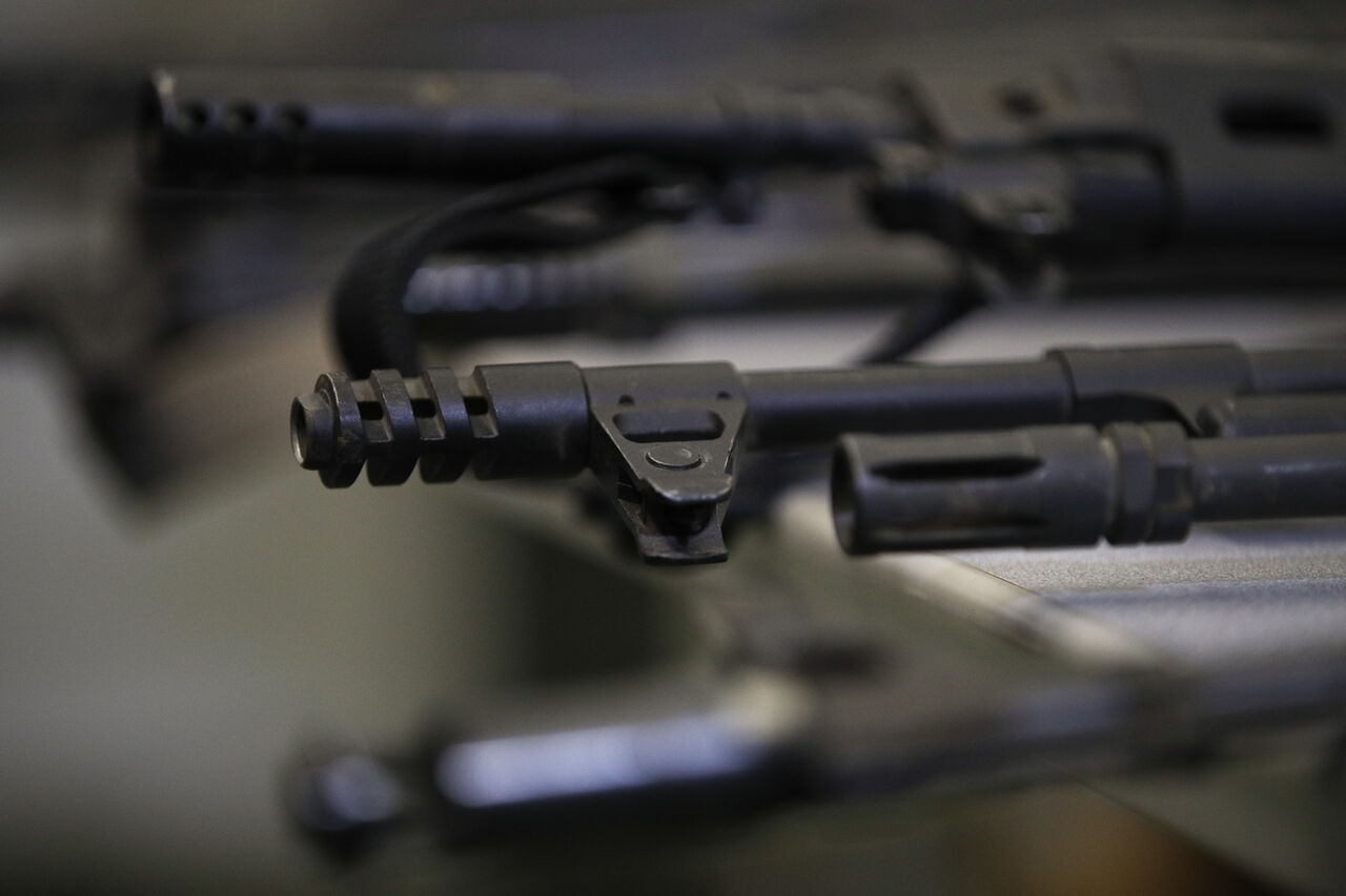 Nueva York eleva límite de edad para compra de fusiles automáticos