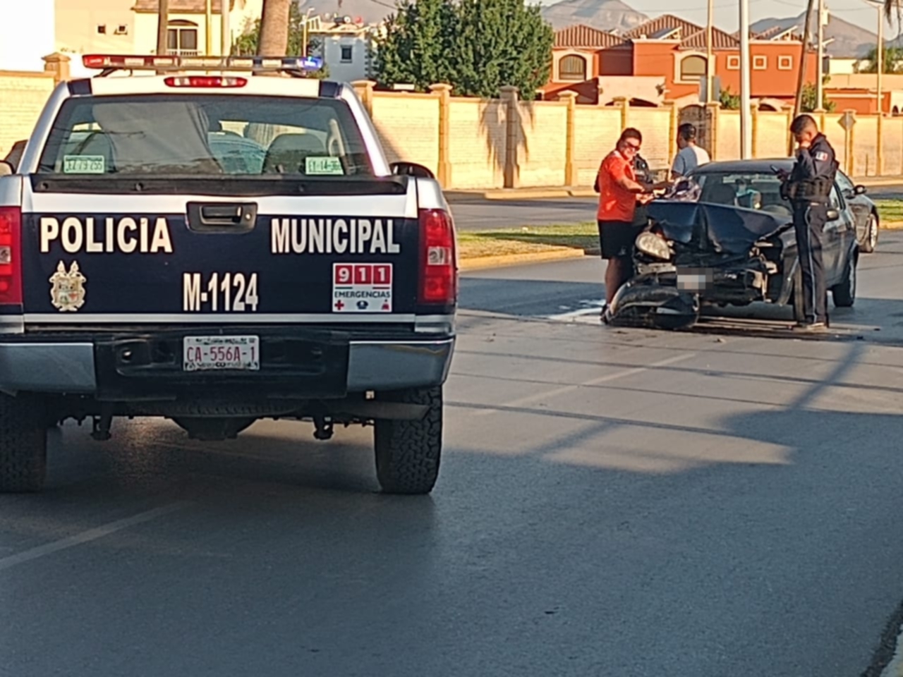 Vehículo se impacta contra poste luego de 'cerrón' sobre bulevar en Saltillo