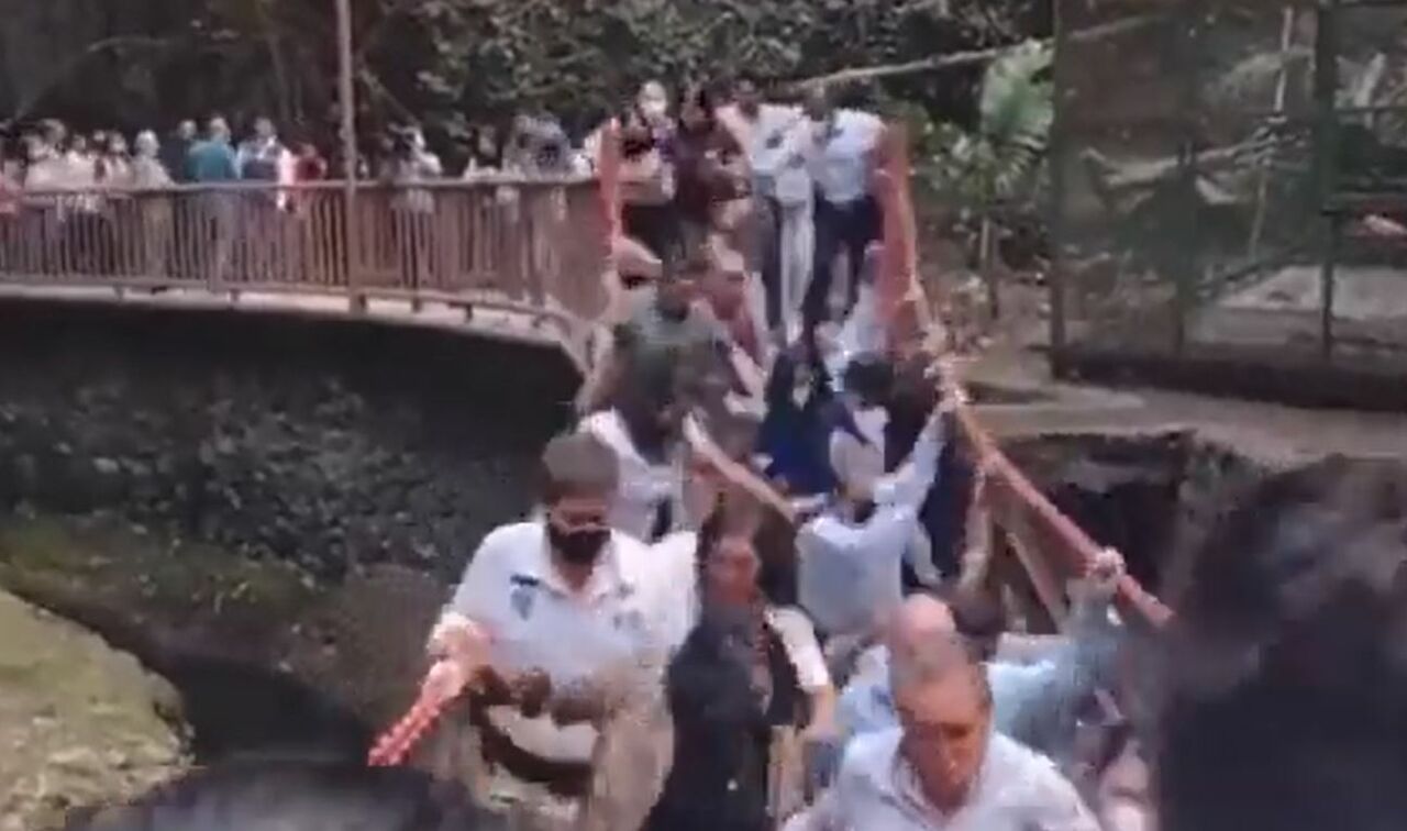 Colapsa puente colgante en Cuernavaca, reportan al menos 20 heridos