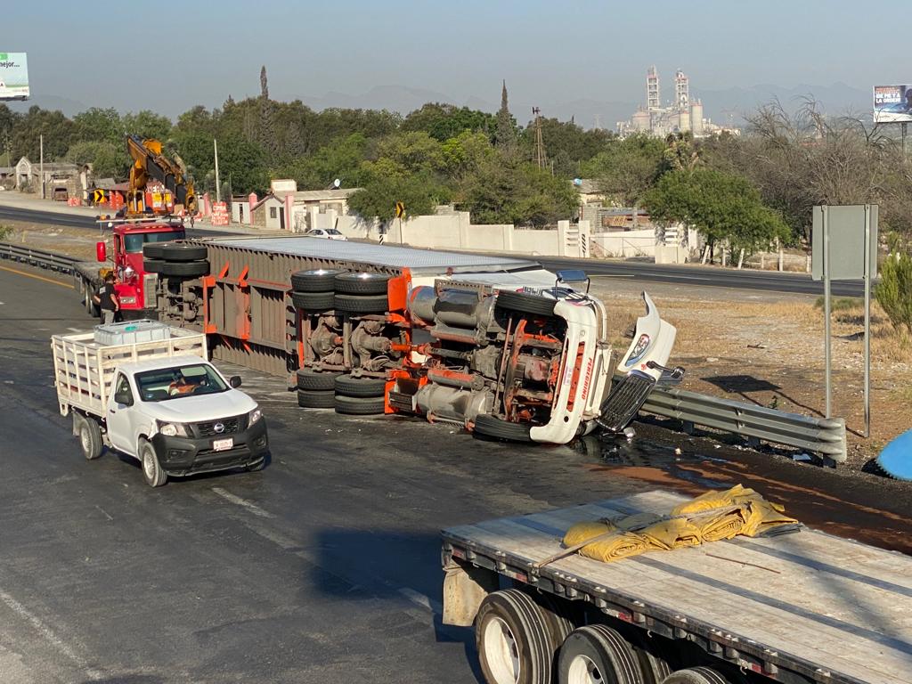 Se vuelca transporte de carga en carretera Saltillo-Monterrey