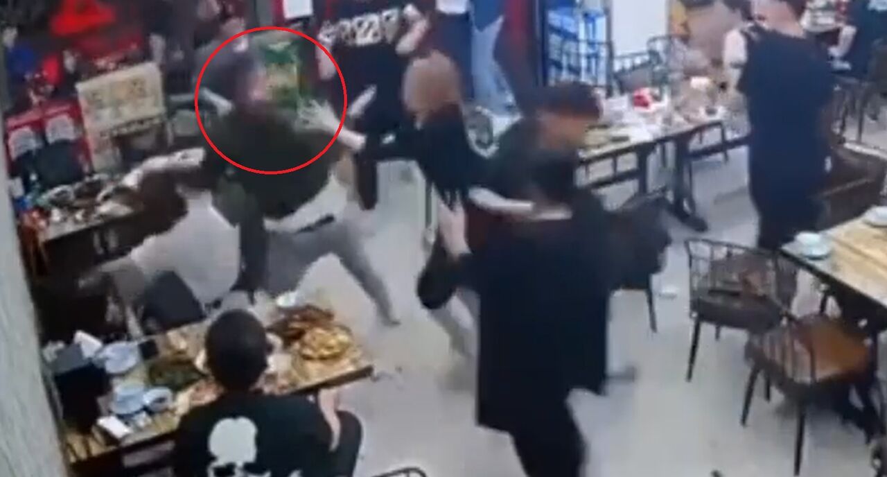 Mujeres son golpeadas por un grupo de hombres en China tras haberlos rechazado