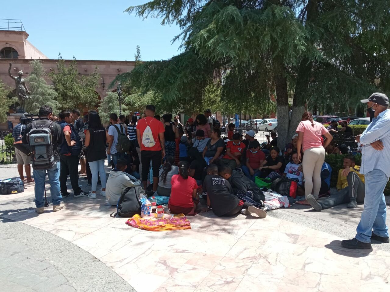 Se manifiestan migrantes frente a Palacio de Gobierno en Saltillo