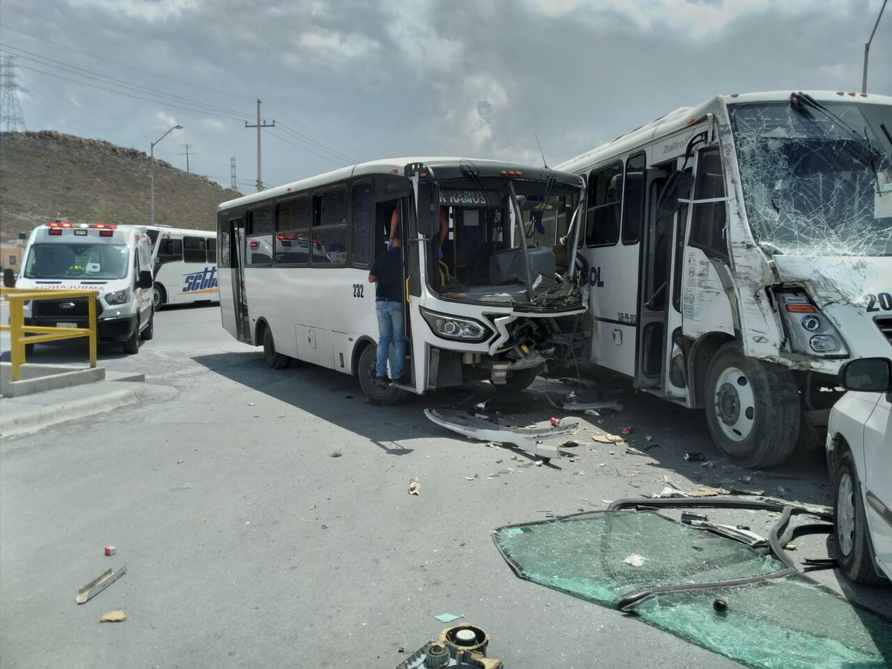 Se impactan dos unidades de transporte de personal en Ramos Arizpe