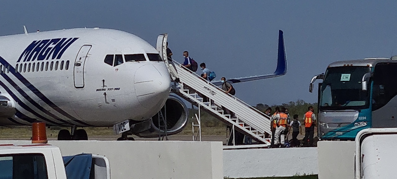 Autoridades reanudan traslado aéreo de migrantes en Piedras Negras