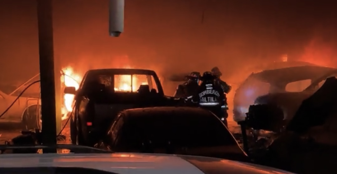 Incendio en taller mecánico en Saltillo afectó al menos 15 vehículos
