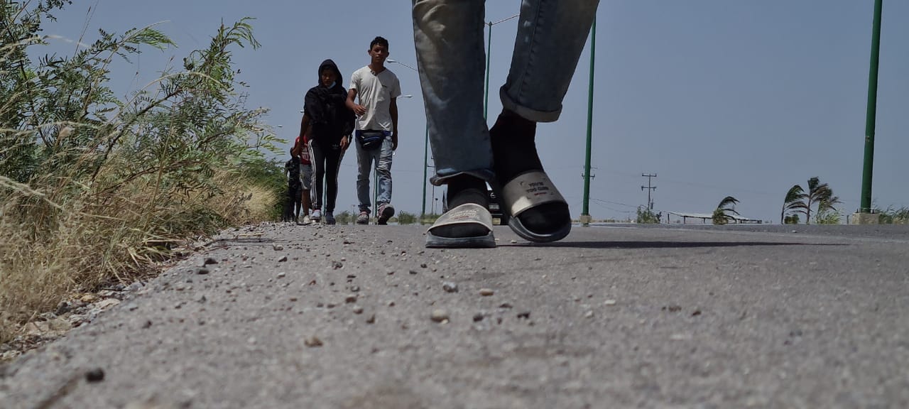 Migrantes llegan caminando a Piedras Negras, buscan cruzar a EUA