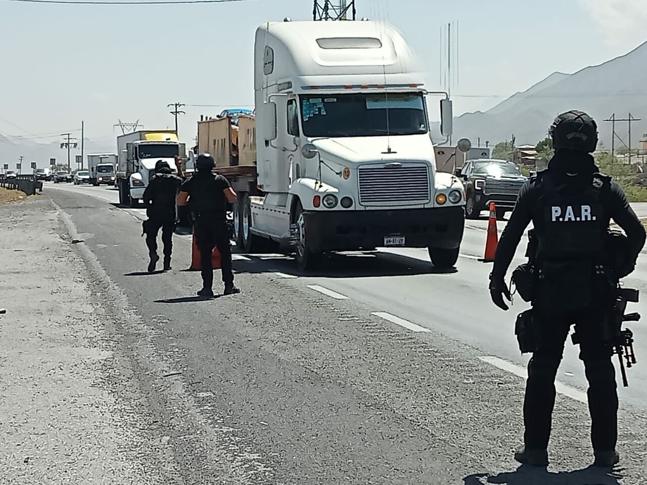 ¡Llegan más! Arriban 300 migrantes a Coahuila por la carretera Monterrey-Saltillo
