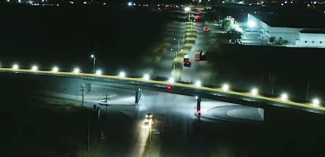 Iluminan puente de la carretera federal 30 junto al aeropuerto en Frontera, Coahuila