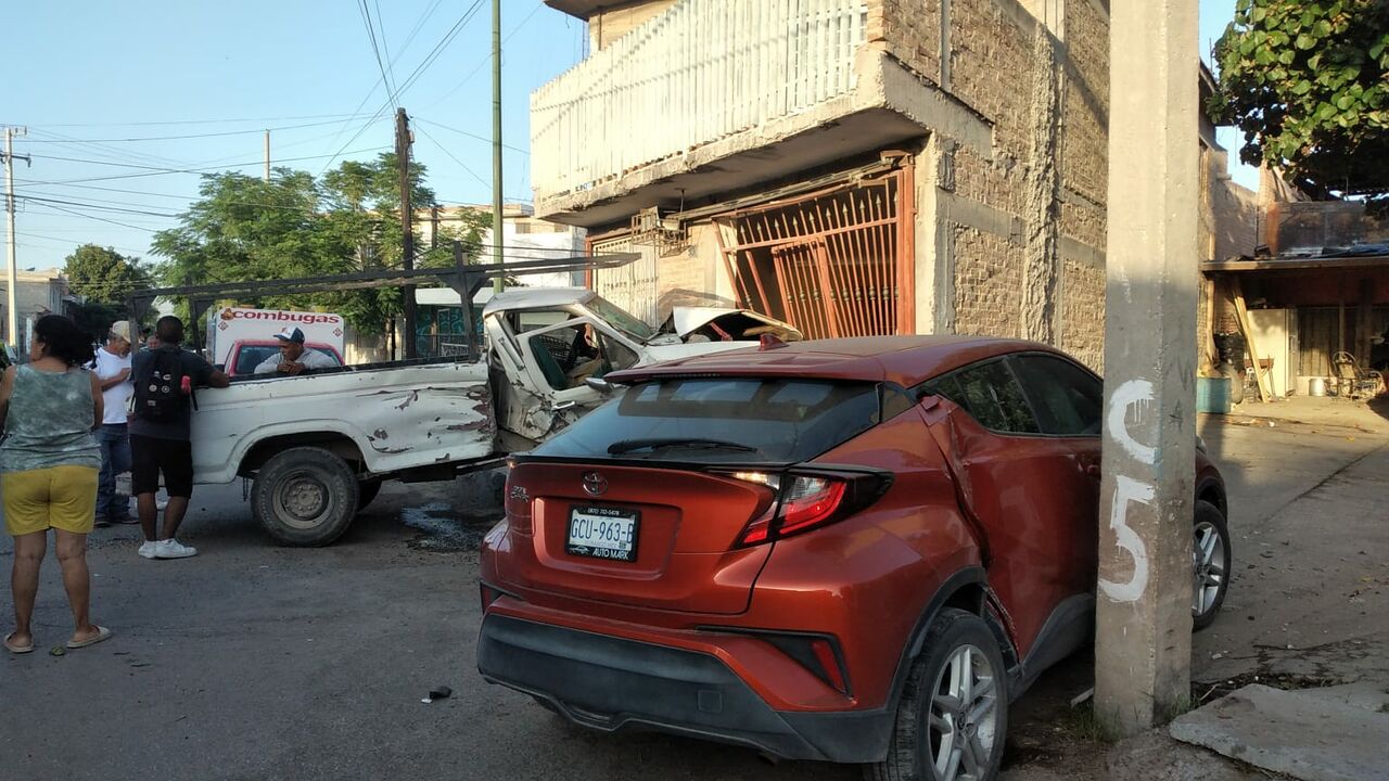 Joven impacta camioneta último modelo contra auto estacionado en Gómez Palacio