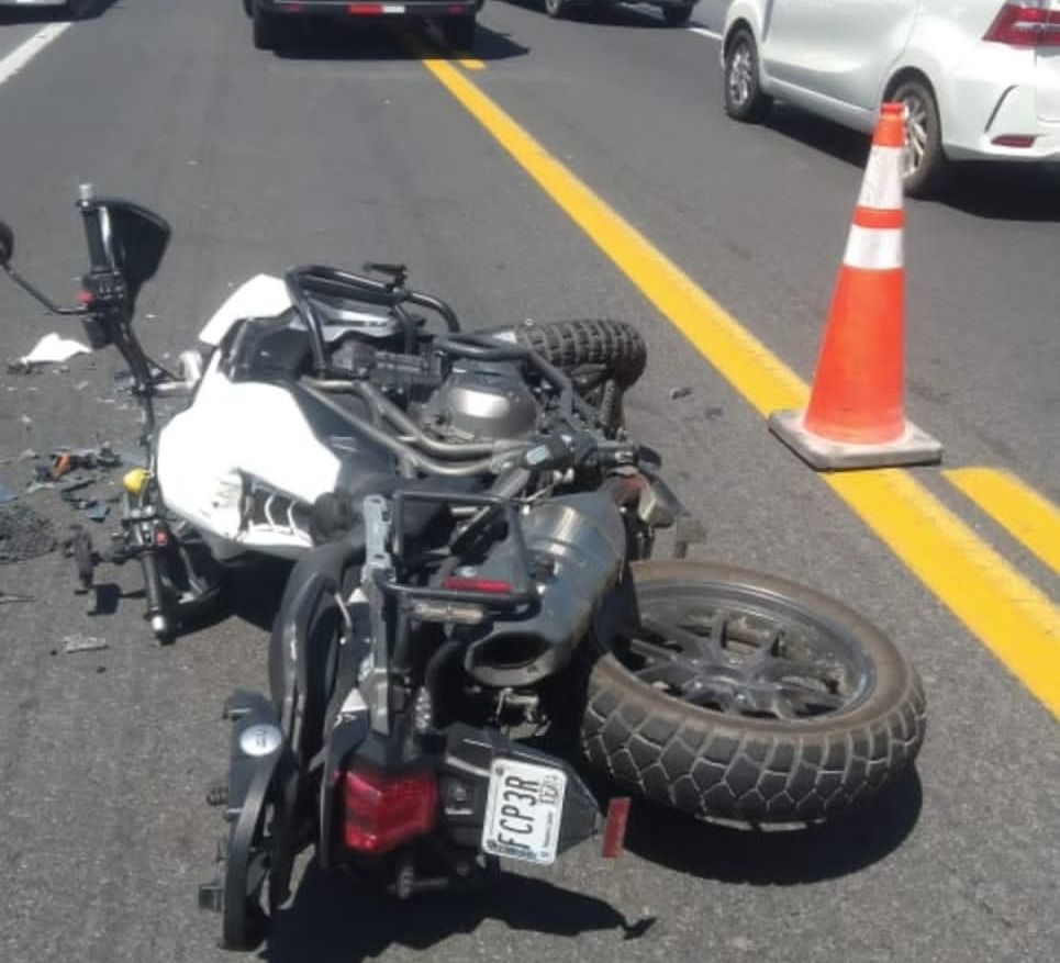 Conductor impacta a motociclistas tras mal maniobra al volante en Ramos Arizpe