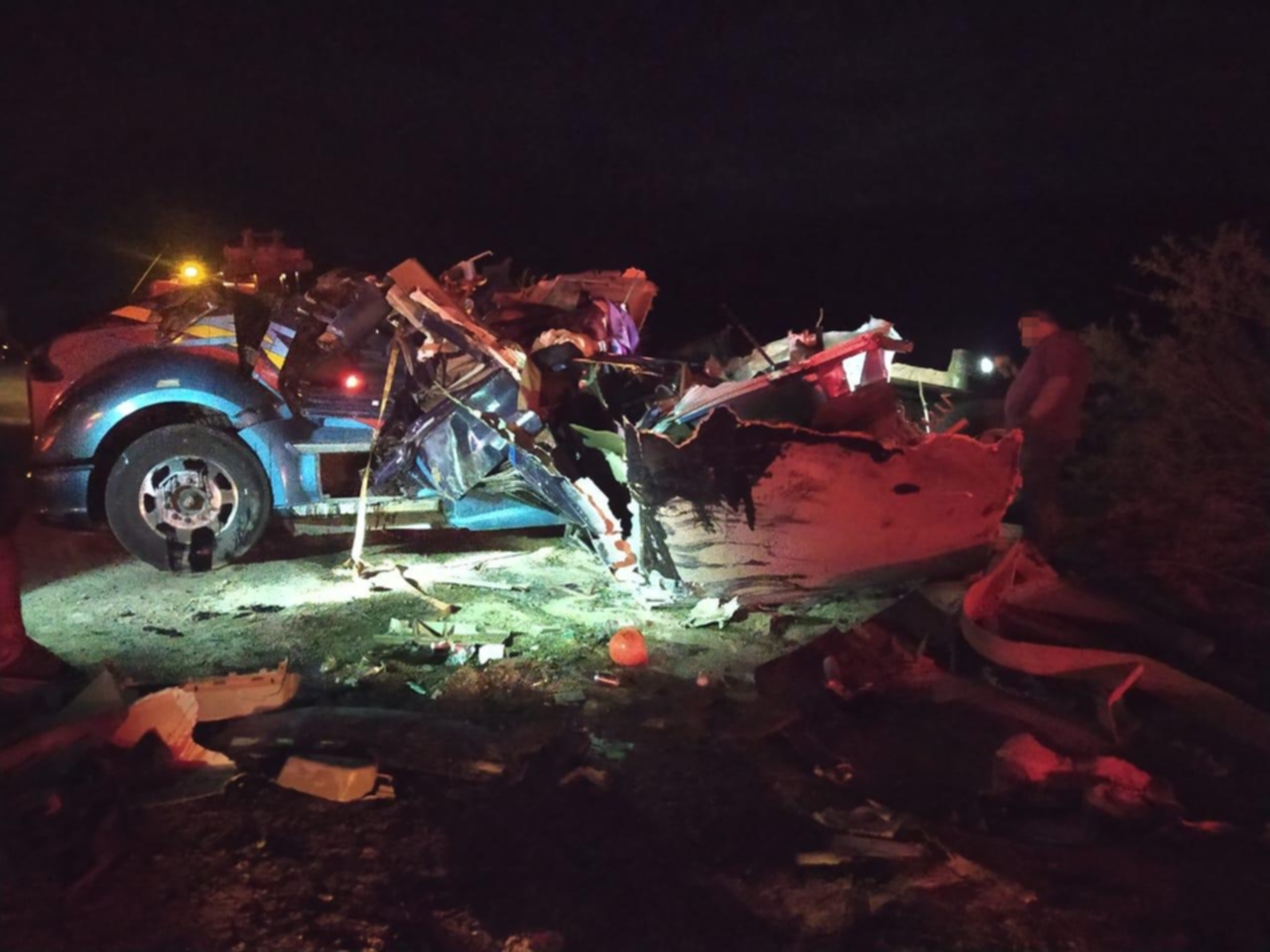 Mueren dos en volcadura de tráiler sobre carretera Torreón - Saltillo