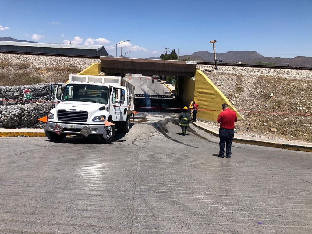 Camión derrama ácido sulfúrico en vialidad de Ramos Arizpe y un joven resulta lesionado