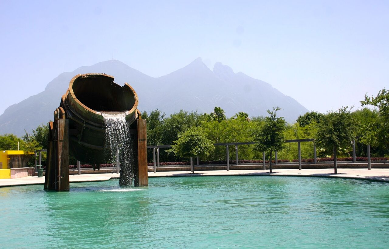 Ante falta de agua en Monterrey, organizan 'baño masivo' en Santa Lucia