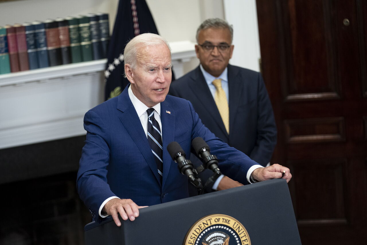 Joe Biden solicitará al Congreso suspender impuestos a gasolina y diésel