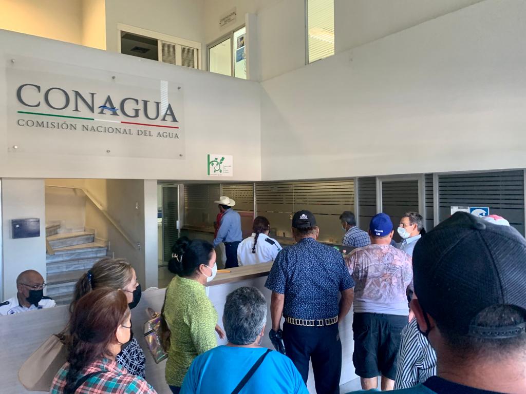 Interrumpen riego en Graceros, protestan ejidatarios en Conagua