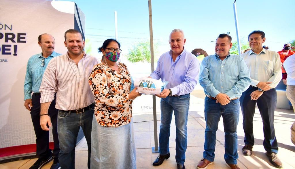 Autoridades de Torreón entregan agua potable en bolsas
