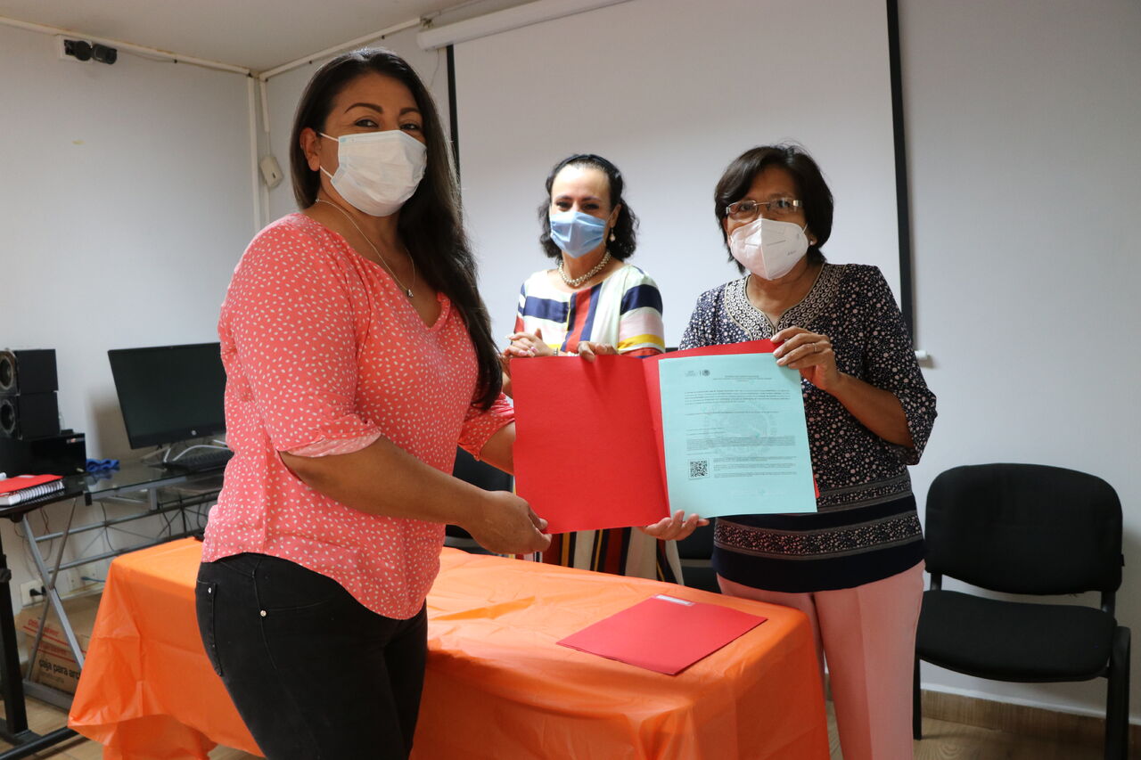 Mujeres refugiadas por violencia concluyen cursos de capacitación en Saltillo