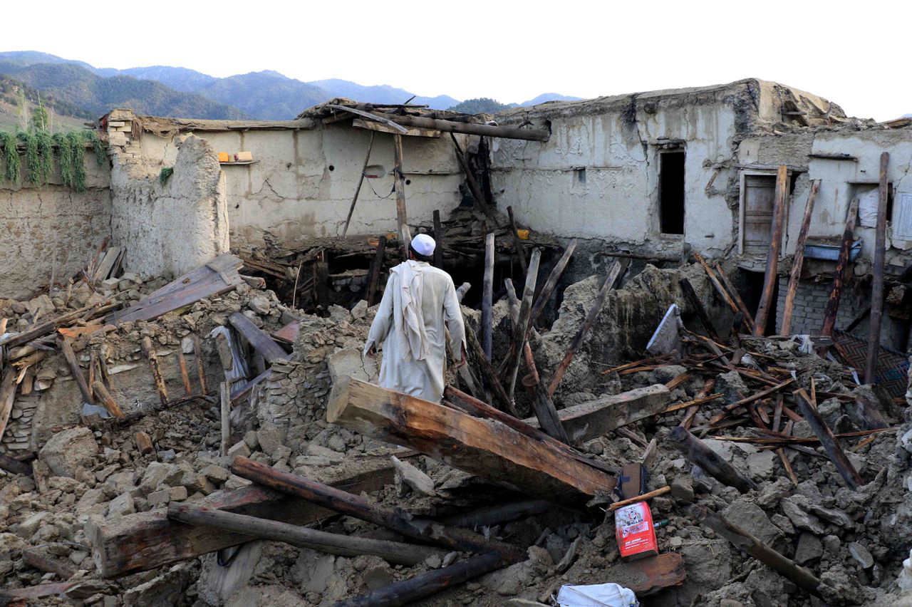 Suben a 1,150 los muertos tras potente sismo en Afganistán