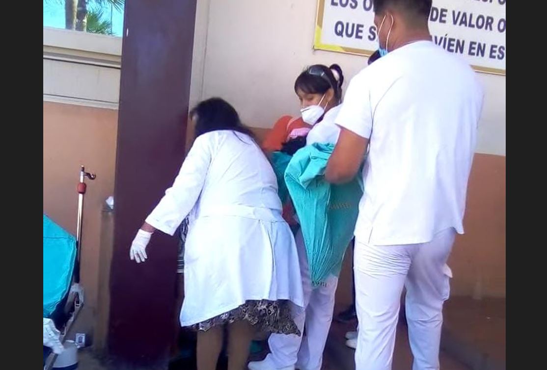 Mujer da a luz en banqueta del Hospital General de Torreón, acusan negligencia