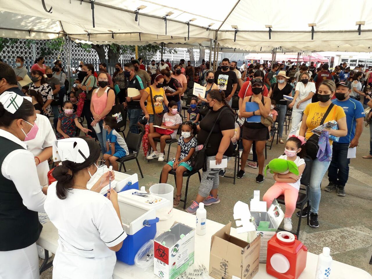 Con gritos y llantos inicia vacunación antiCOVID a niños en Torreón
