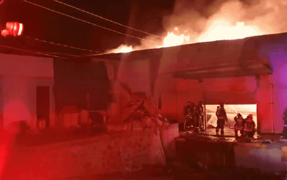 Se registra fuerte incendio en recicladora de materiales en Puebla