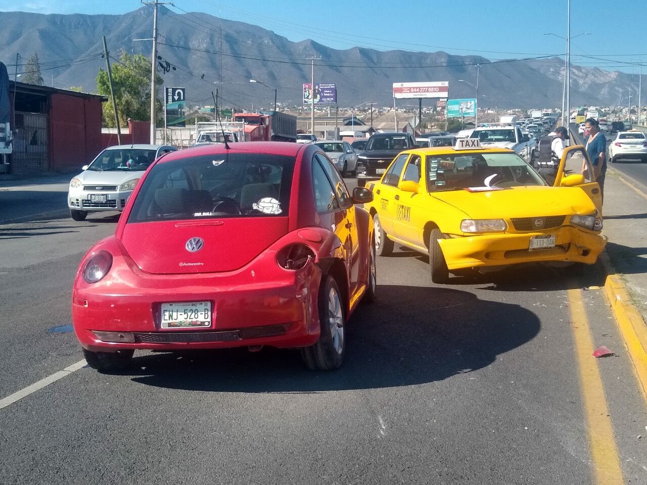 Se estampa automóvil contra taxi en Saltillo