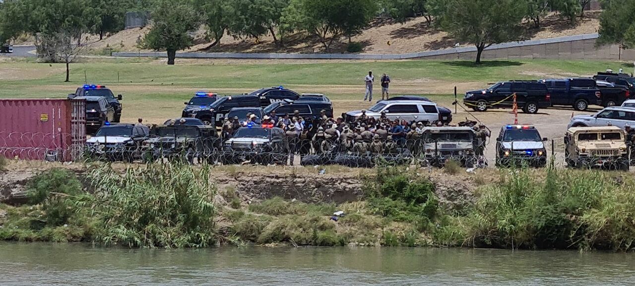 Gobernador de Texas supervisa vigilancia en río Bravo