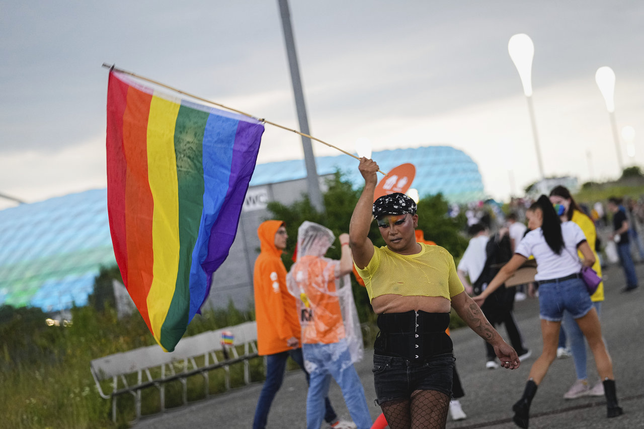Qatar NO impondrá penas de cárcel en el Mundial por mostrar bandera LGBT