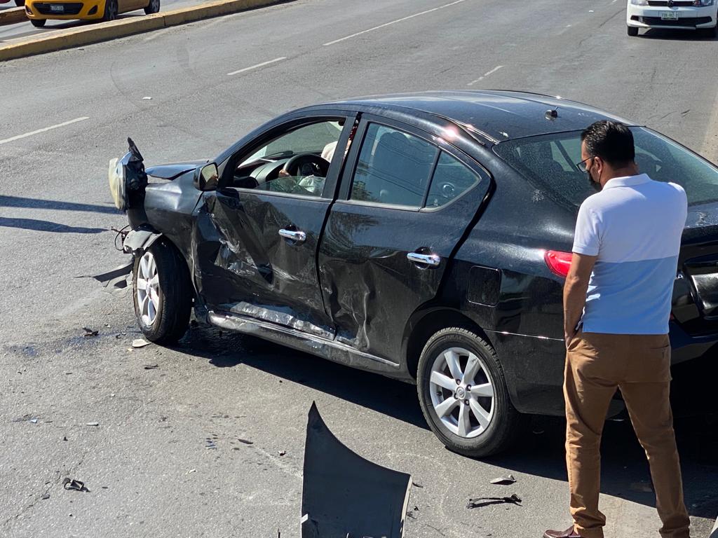 Accidente entre vehículos en Saltillo provoca caos vial