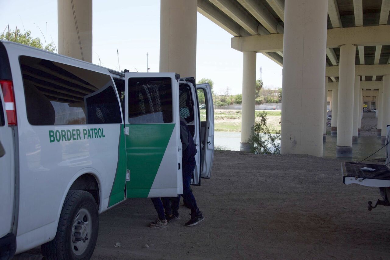 Patrulla Fronteriza detiene a 675 migrantes en seis horas en Eagle Pass