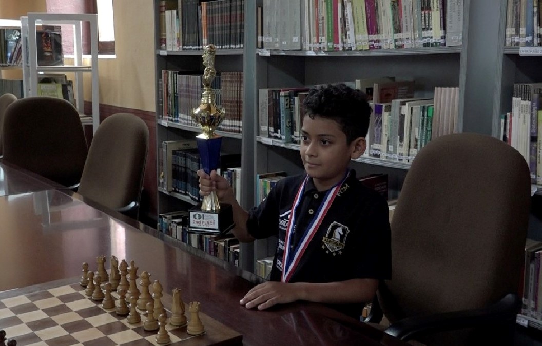 Niño mexicano hace historia en mundial escolar de ajedrez