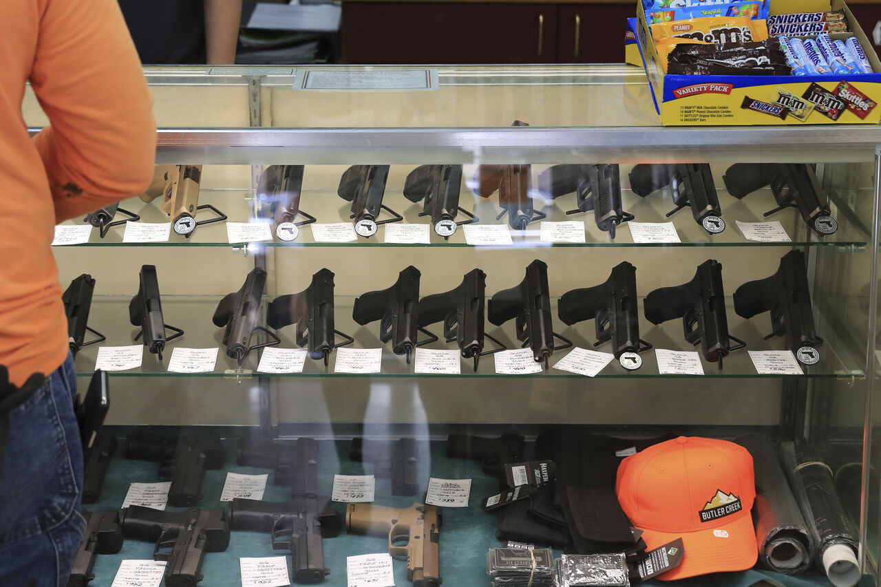 Nueva ley que prohíbe portar armas en público en Nueva York iniciará en septiembre