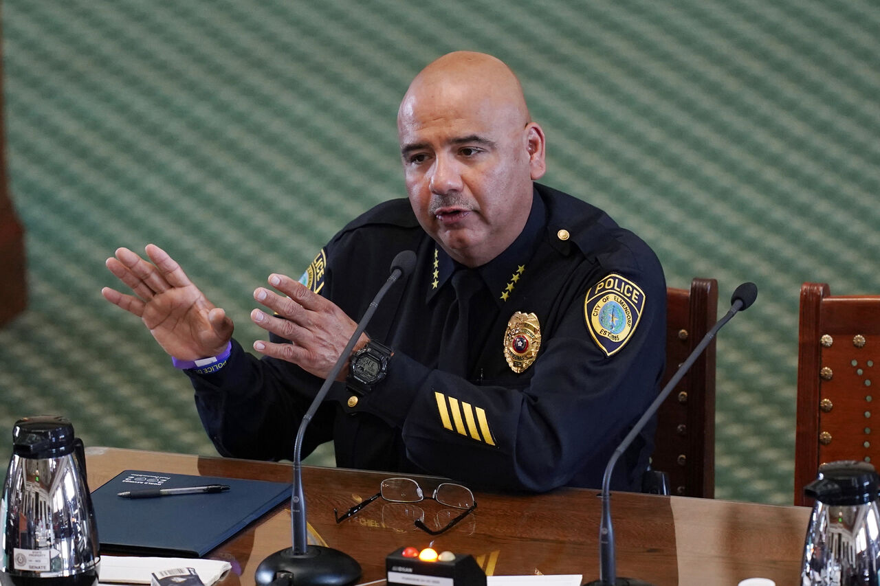 Jefe de policía en Uvalde, Texas, renuncia a su cargo