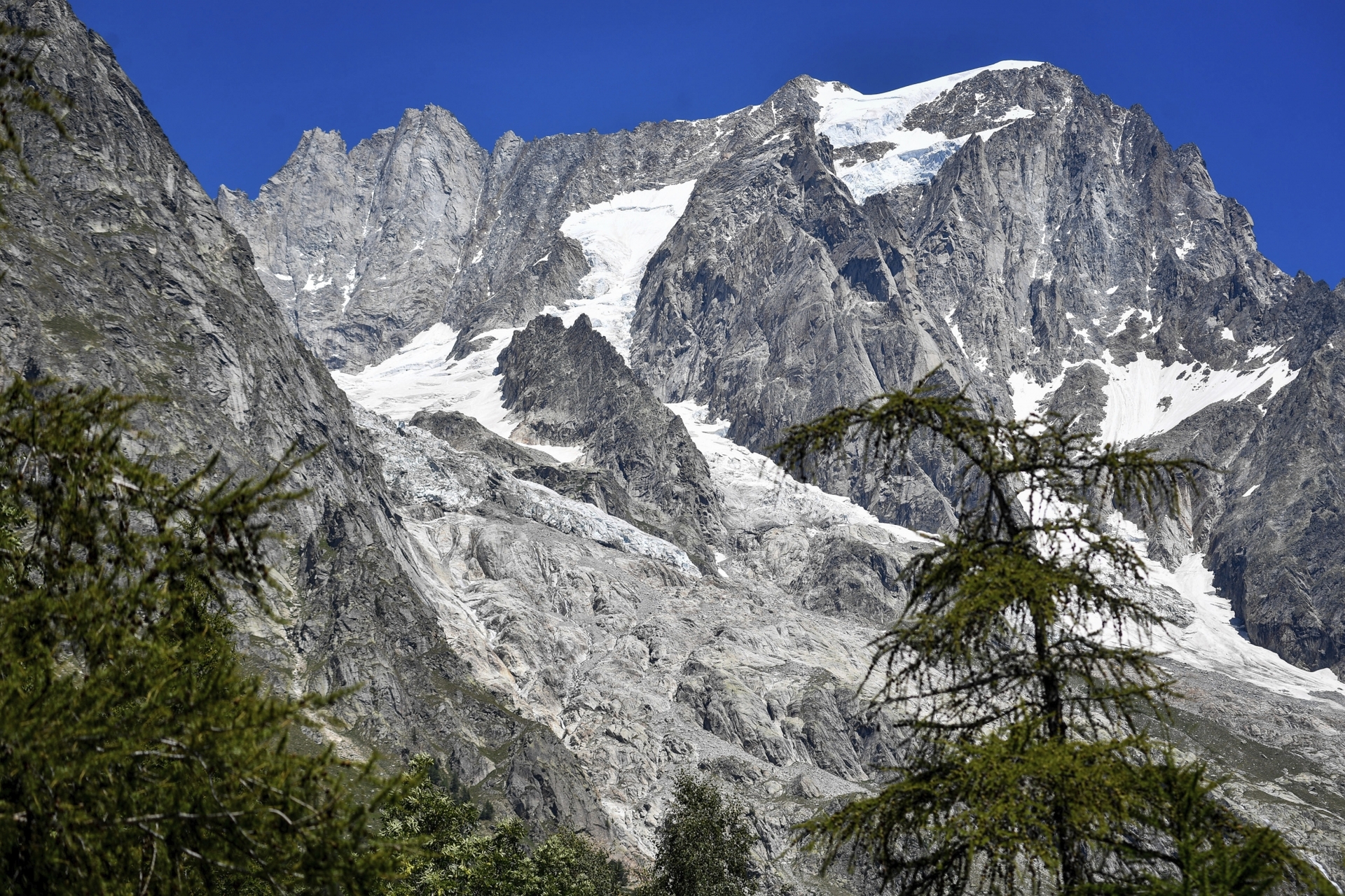 Trozo de glaciar alpino cae sobre excursionistas en Italia, hay al menos cuatro muertos
