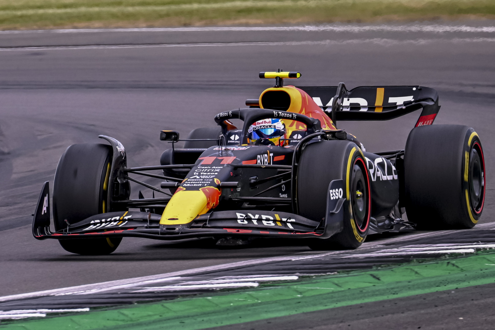 Checo Pérez sube al podio en Gran Premio de Gran Bretaña y se queda con el segundo lugar