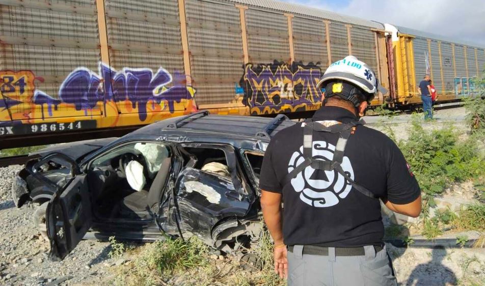 Mueren recién nacido y menor de 12 años tras impactarse camioneta contra tren en Nuevo León