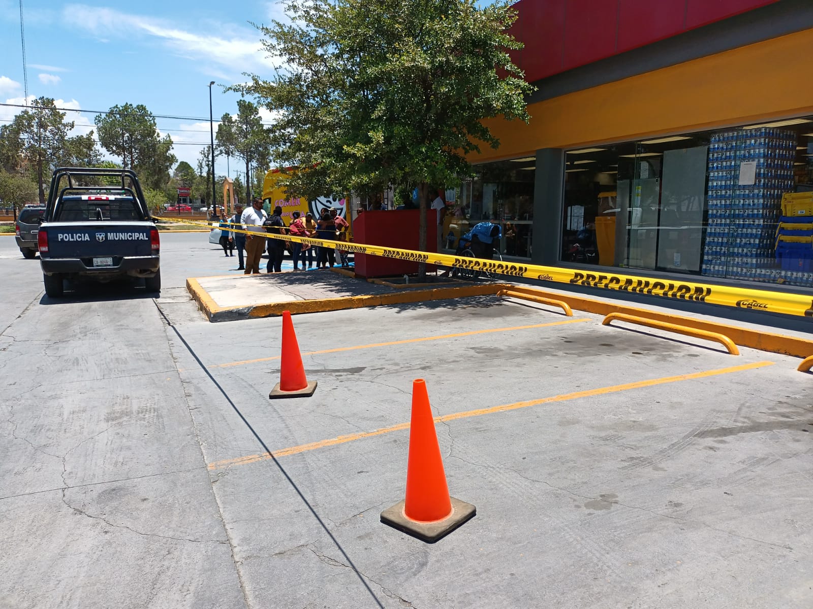 Adulto mayor muere al exterior de tienda de conveniencia en Ramos Arizpe