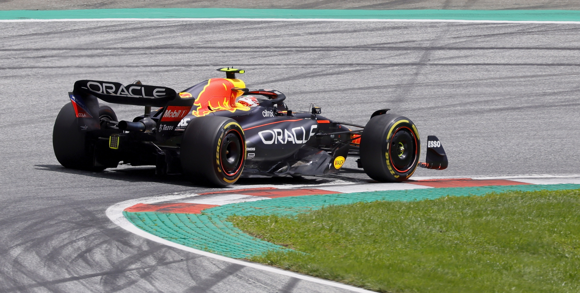 Max Verstappen se lleva la carrera sprint del GP de Austria y 'Checo' Pérez termina quinto